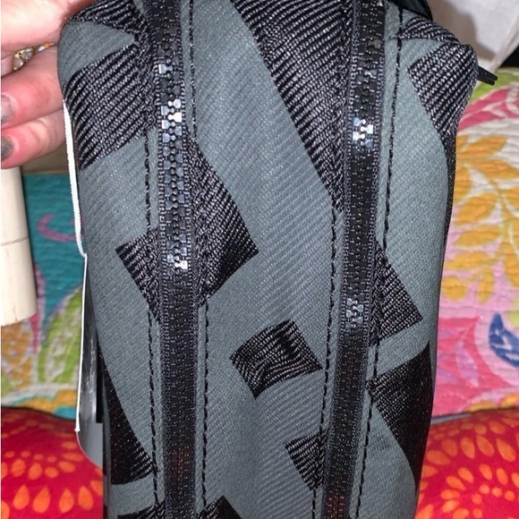 Burberry Accessory Bag NWT Black/Gray Plaid 9×5.5×3 w/handle 2 LG pockets - Picture 3 of 5